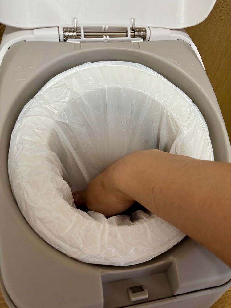 強力消臭おむつポットの投入口。
しっかりとしたバネの効いたにおい漏れ防止の内蓋ががついており、内蓋を手で押してゴミを捨てます。