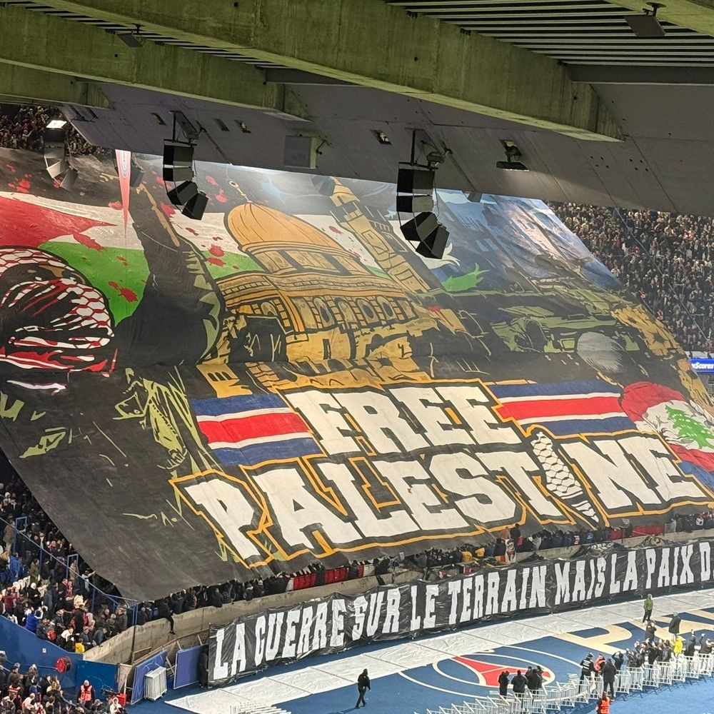 Banderole Free Palestine de la taille d'une tribune au psg.