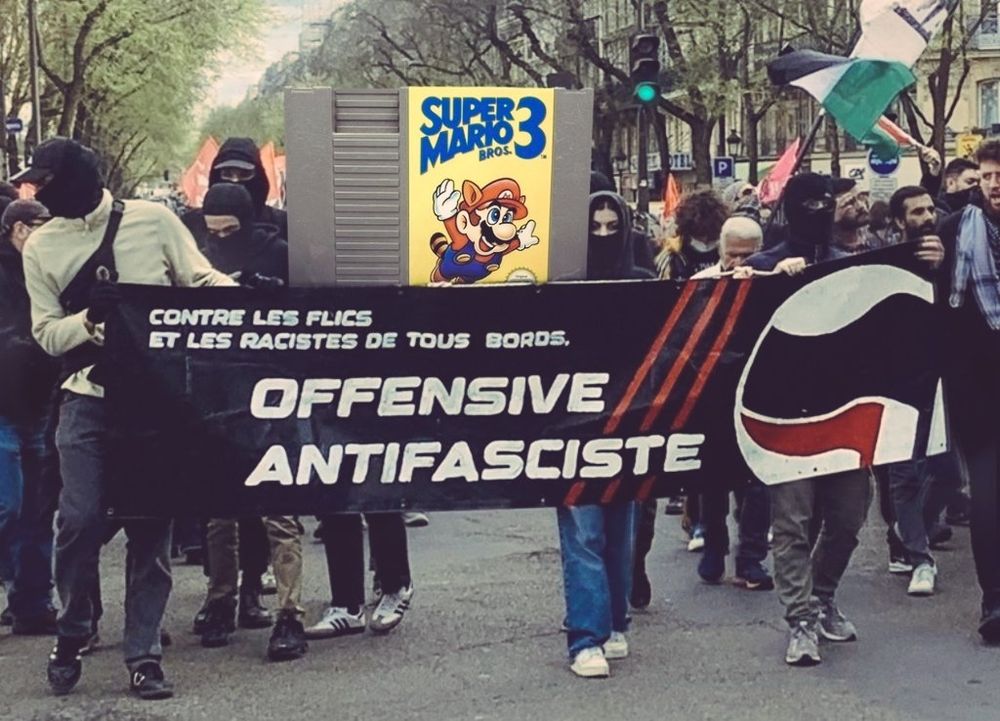 Montage. La cartouche super Mario 3 défile en cortège antifa 