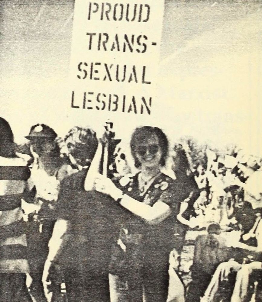 Photo d'une pride des 70 ou 80s 
Proud transsexual lesbain