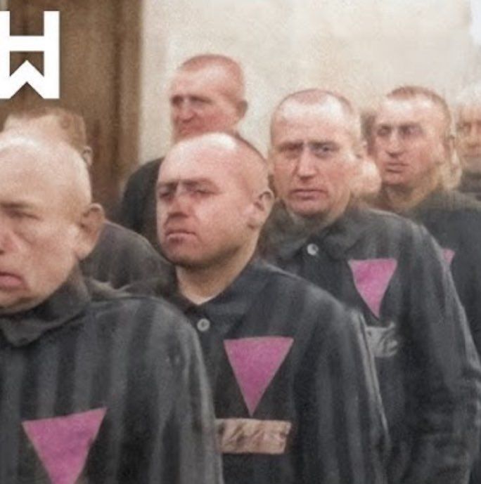 Photo d'époque de gays déportés.