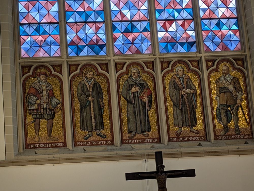 Weise, Melanchthon, Luther, Bugenhagen, Adolf: alles Theologen aka. Politiker, die sich permanent in die Tagespolitik eingemischt und so Reformen erzwungen haben