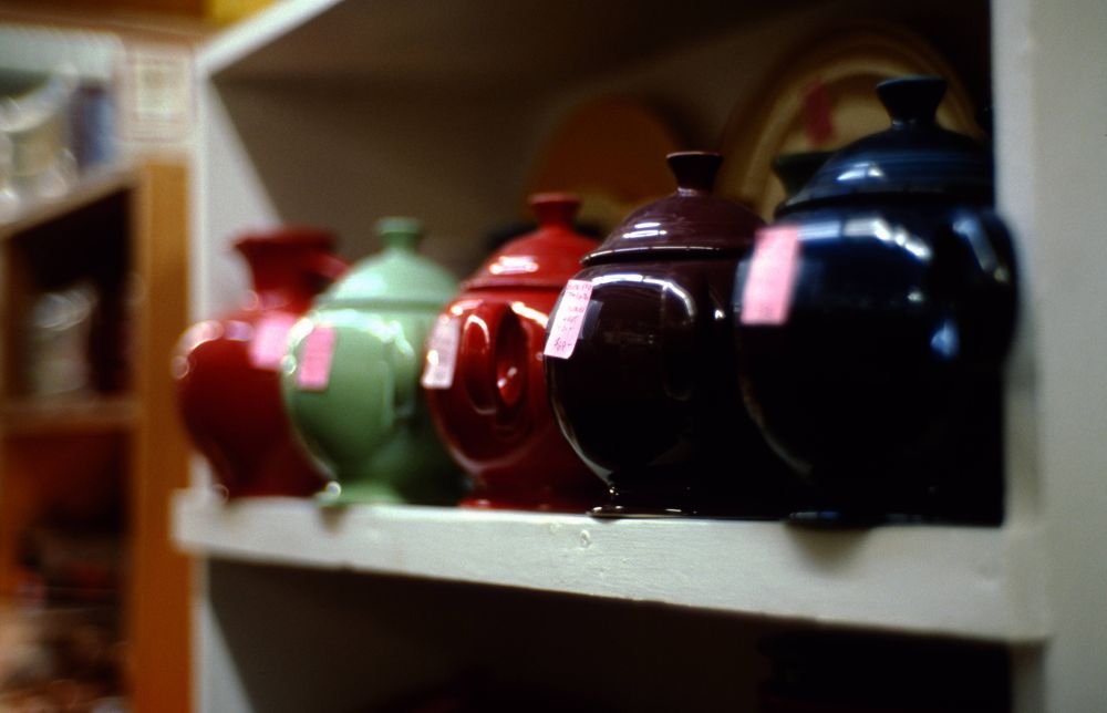 Some very attractive fiestaware tea pots, why do they have to be so toxic they're gorgeous 😭😭😭