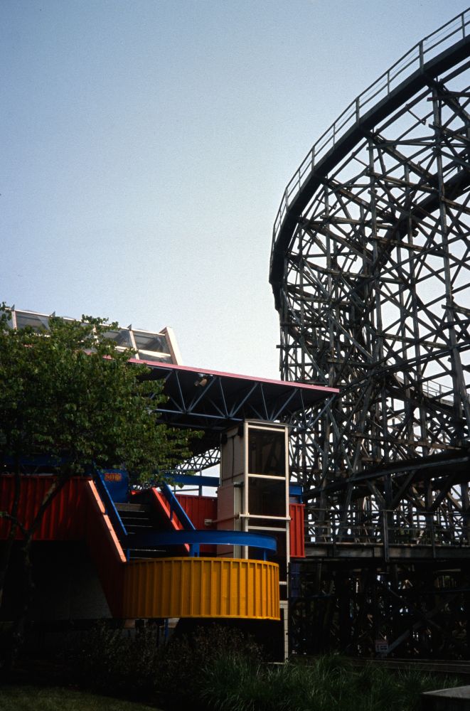 The other end of the show building with those distinctive colors, the track for gemini is also seen on the right