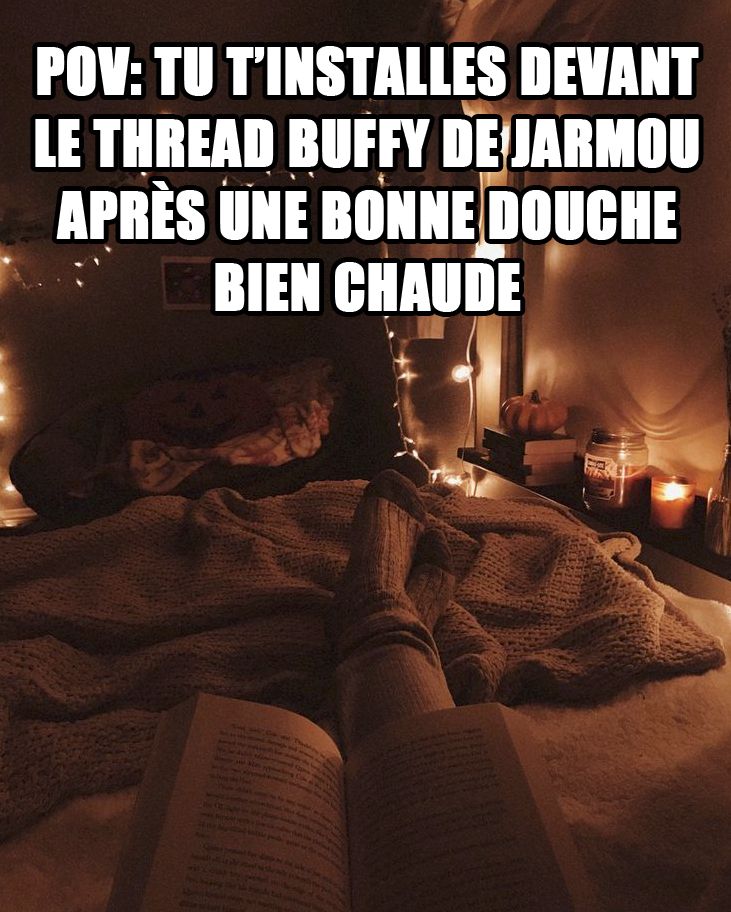 Image d'une personne lisant un livre au lit dans une ambiance tamisée chaleureuse avec le texte "POV: Tu t'installes devant le thread buffy de Jarm0u après une bonne douche bien chaude".
