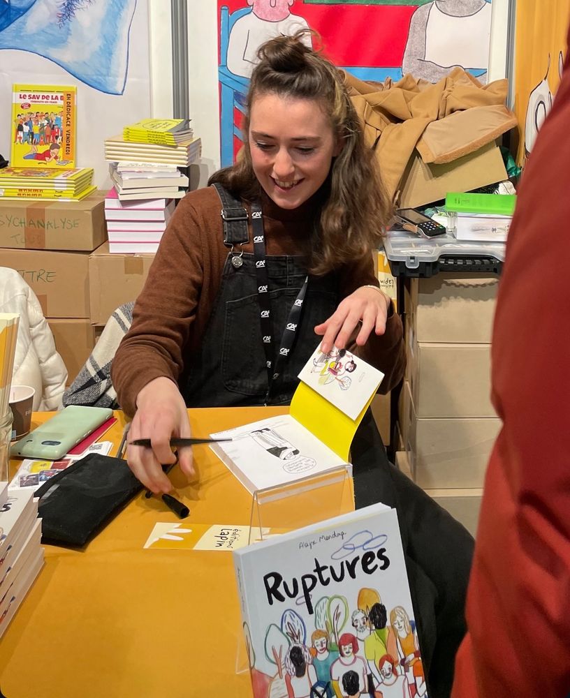 Photo du stand des éditions lapin au Festival International de la BD d'Angoulême. Aloÿse Mendoza y dédicace sa BD 'Ruptures'.