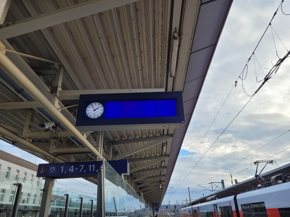 Leere Anzeige an einem Bahnsteig