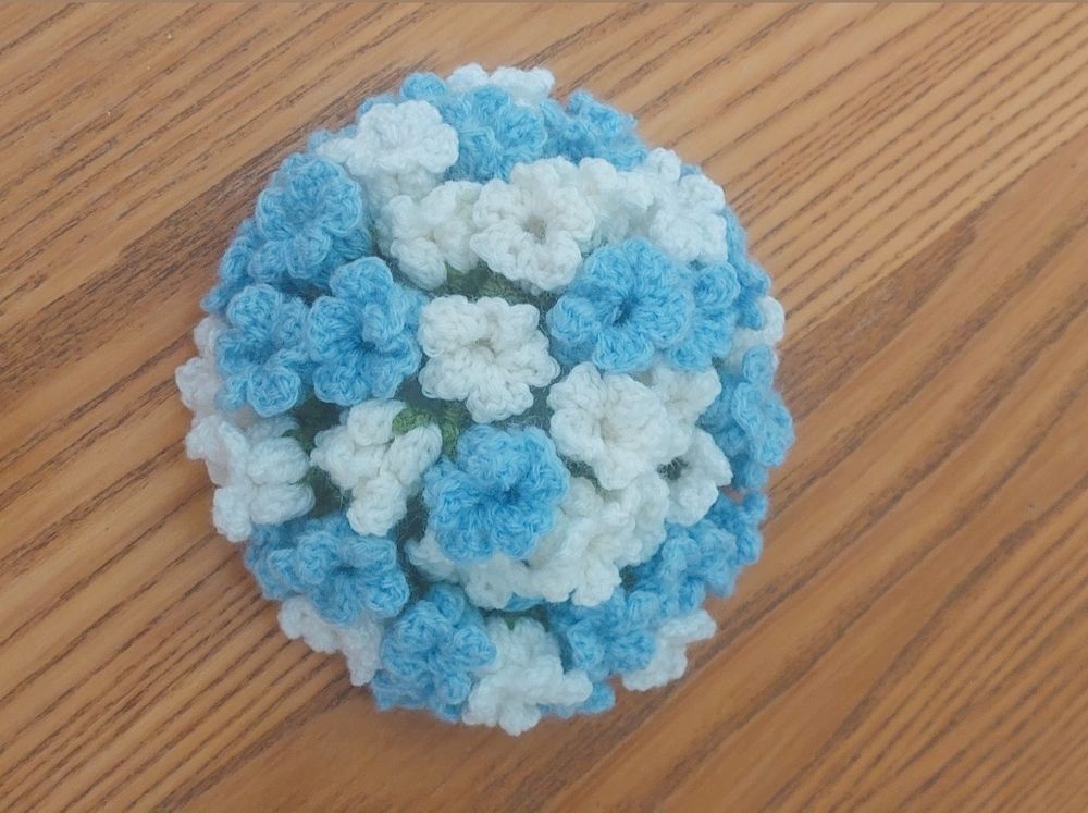 boule en forme d'hortensia bleu et blanc composée de 3 sous verres repliés 