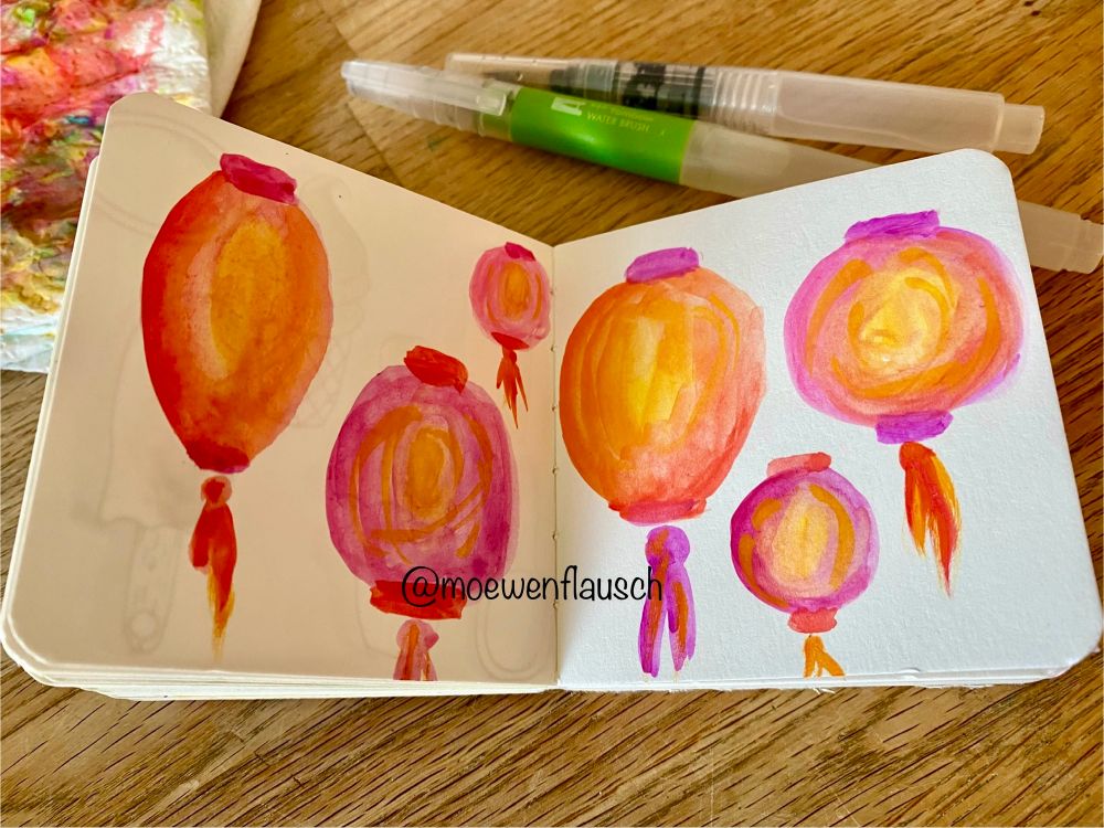 Seite im Werden: Rot-lila-gelbe Wasserfarbflächen in Form asiatischer Lampions. Noch keine Ausarbeitung mit Fineliner.