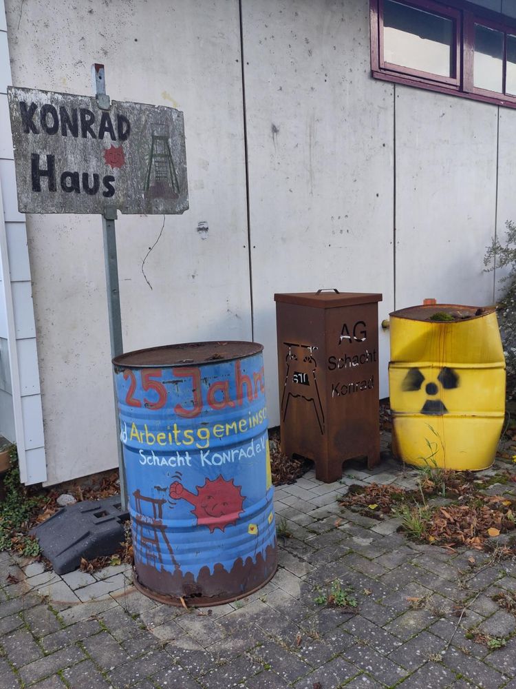 A picture of the house of the activist (Konrad Haus) group AG Konrad from the outside showing barrels that look like they were meant to store nuclear waste.