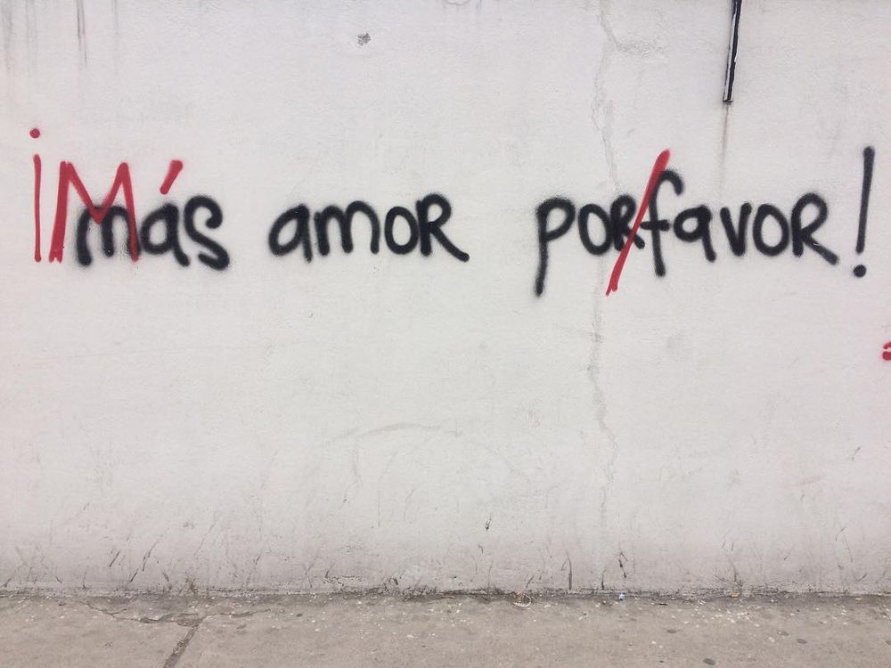 An example of Acción Ortográfica Quito doing the Lord's work (graffiti on a wall corrected with red spray paint)