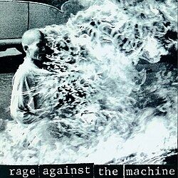 La couverture de l'album éponyme du groupe Rage Against the Machine. Un moine tibétain brûle après s'être immolé. 