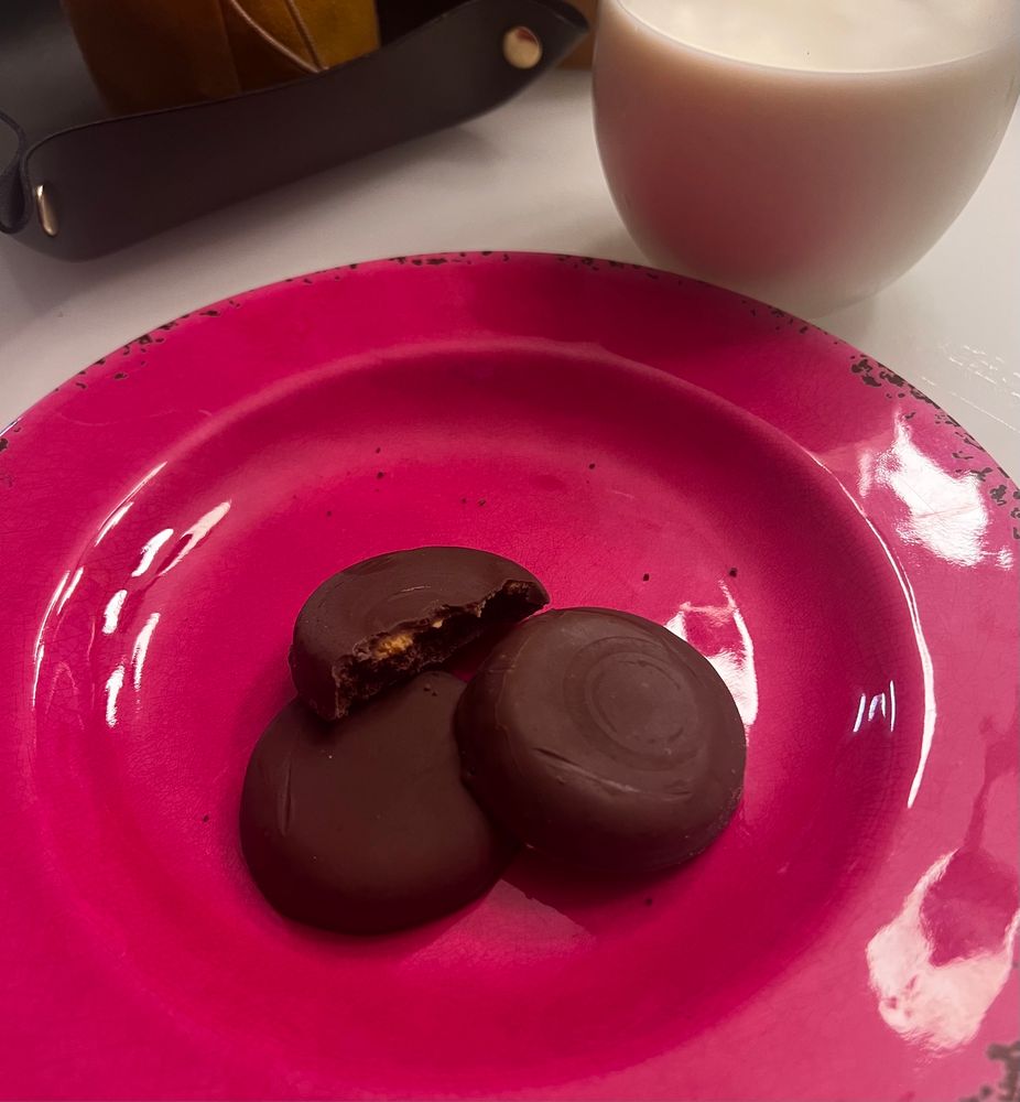 Peanut butter filled cookies dipped in fudge. They’re Crav’n brand if you’re curious. I got them on a pink plate with a nice glass of milk.