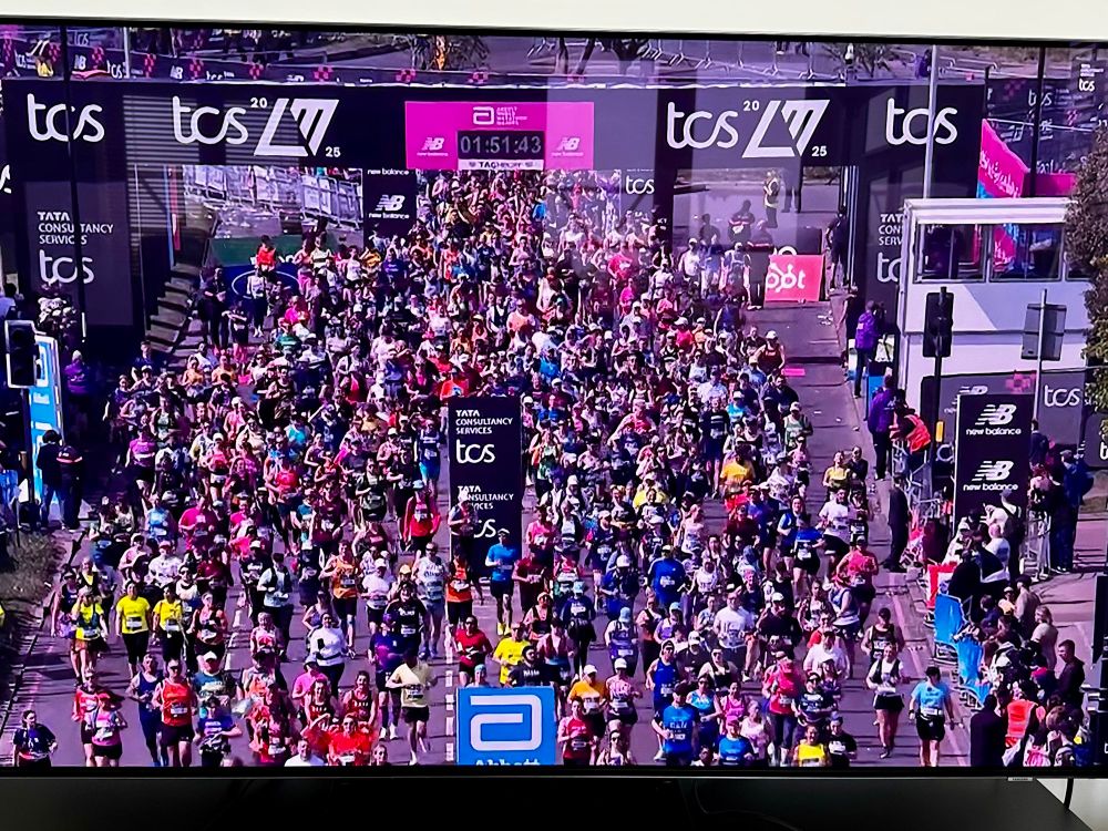 Hundred of runners crossing the start line of the London Marathon