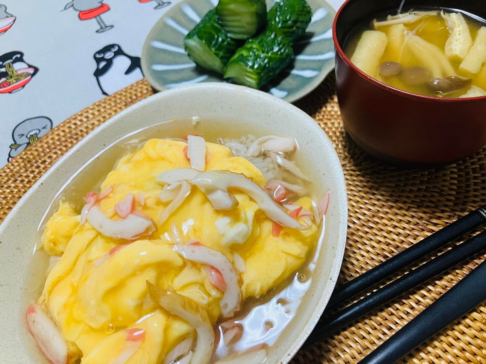 カニカマとちくわの天津飯、蛇腹きゅうりの甘酢漬け、味噌汁