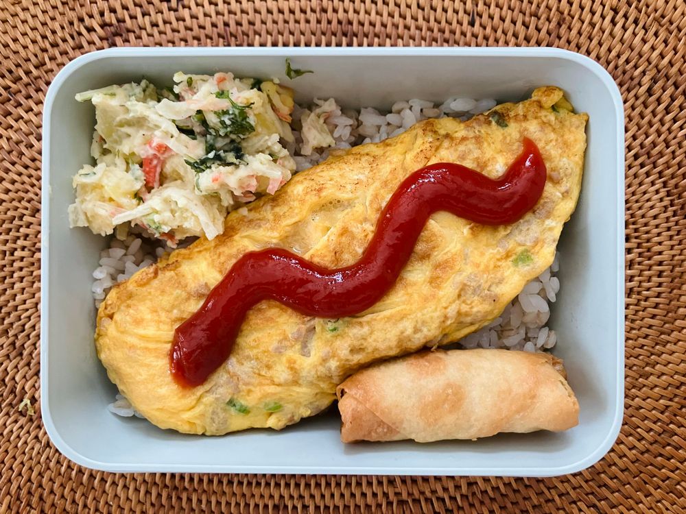 ポテトサラダ、ひき肉オムレツ、春巻き