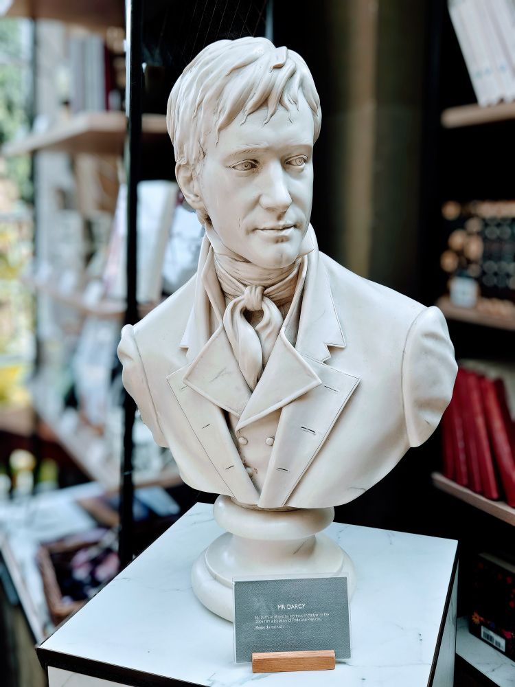 bust of Darcy as played by Matthew Mcfadyen (do not kiss) 
