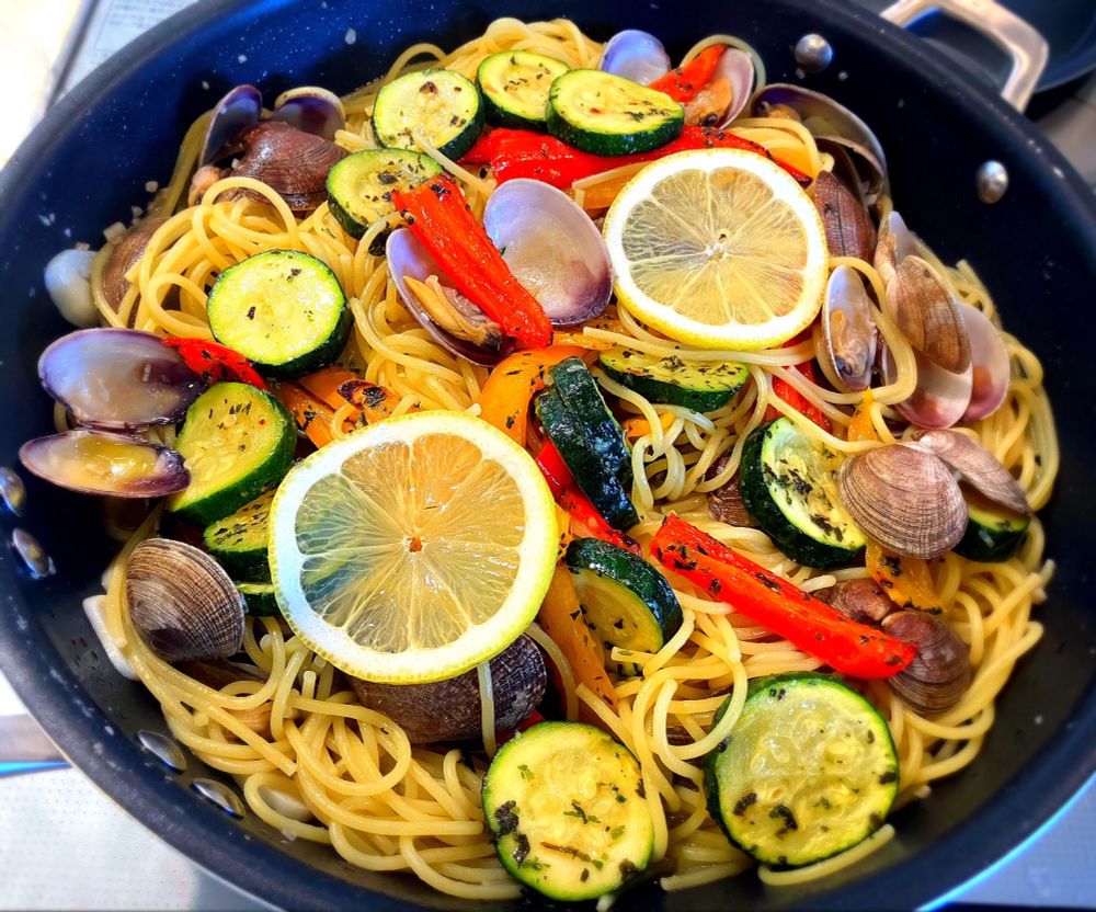 野菜をパセリとバジルでオーブン焼きしといて
最後の方で混ぜ合わせる
パスタは1分くらい早めにあげて茹で汁と一緒に乳化するまで火を入れる