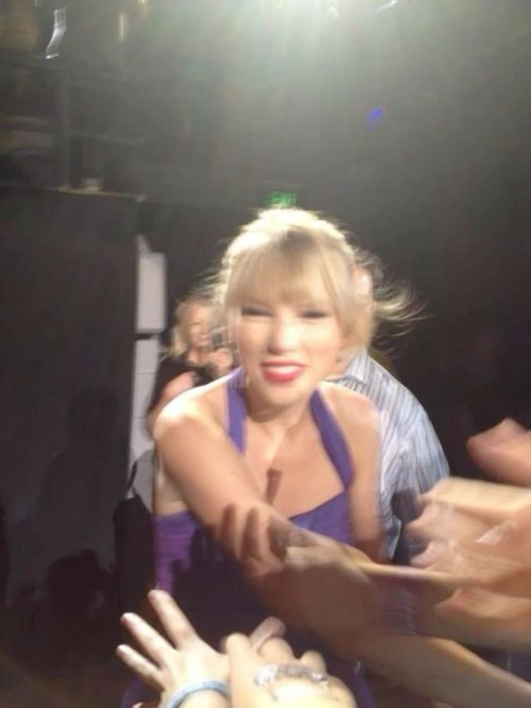 taylor swift walking through the crowd during the speak now tour