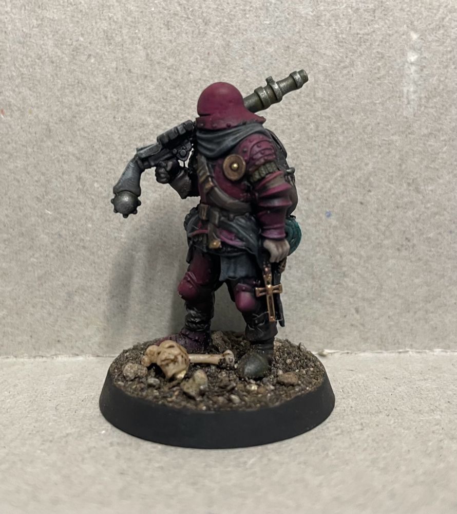Miniature from the Trench Crusade tabletop game, a knight with shabby armour and a World War 1 machine gun.