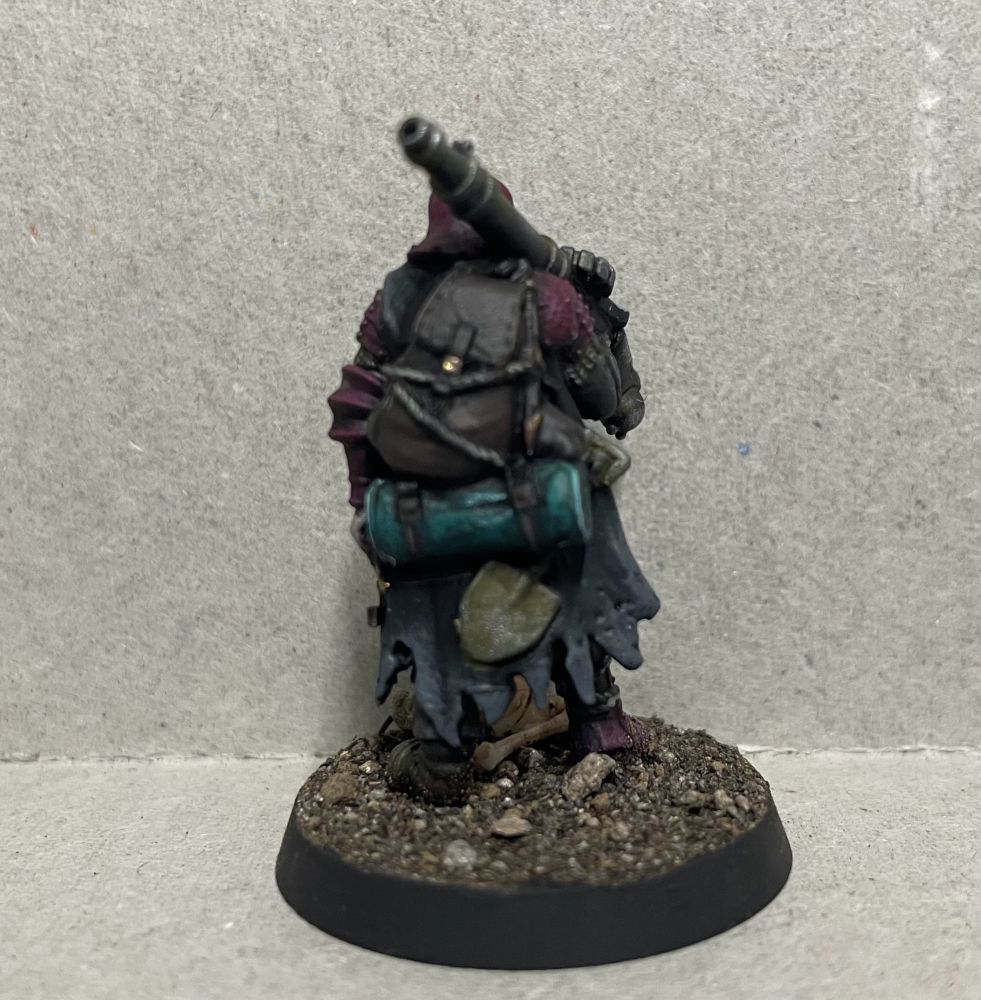 Miniature from the Trench Crusade tabletop game, a knight with shabby armour and a World War 1 machine gun.