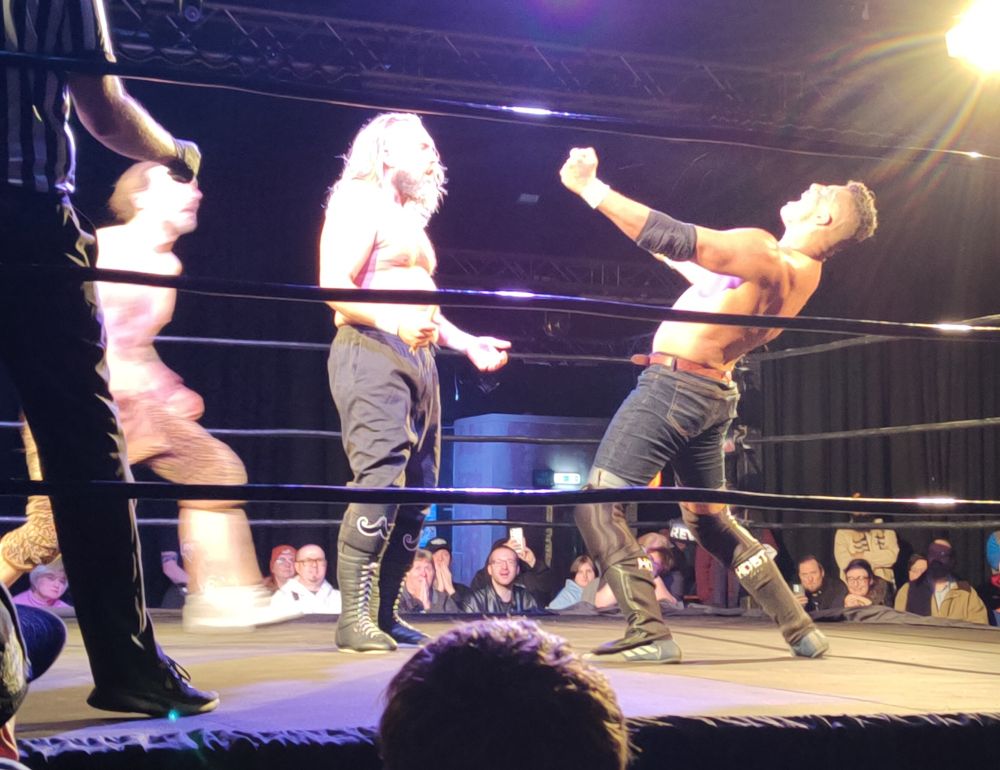 Trent Seven about to become the (man) meat sandwiched between the (Sunshine) machine.