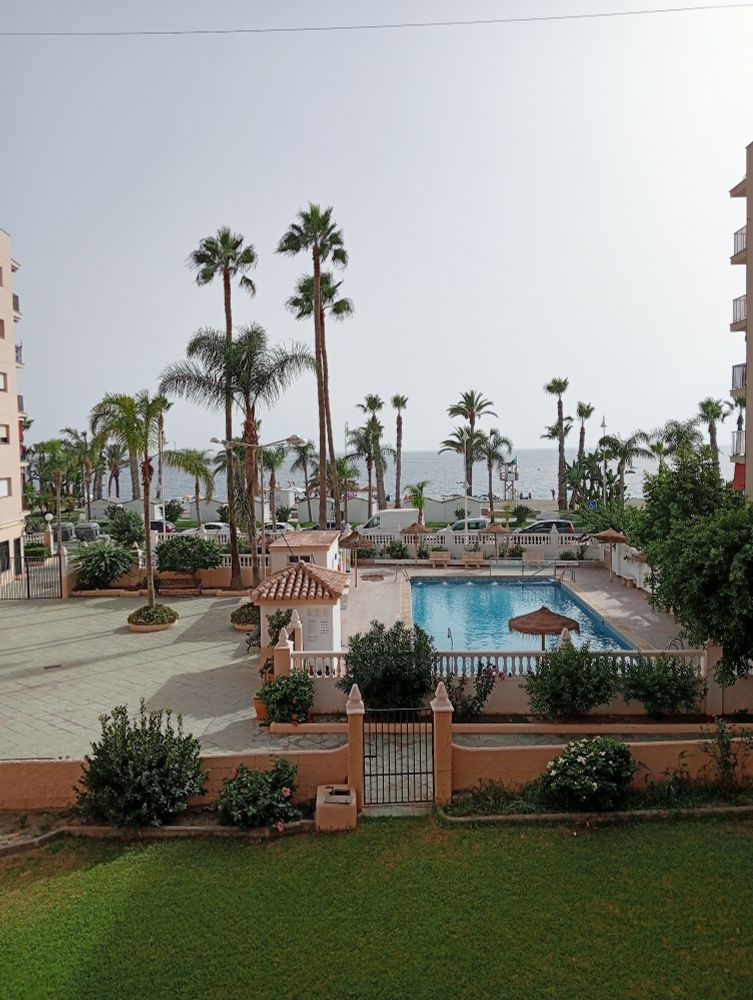 Vista de la playa y la piscina.