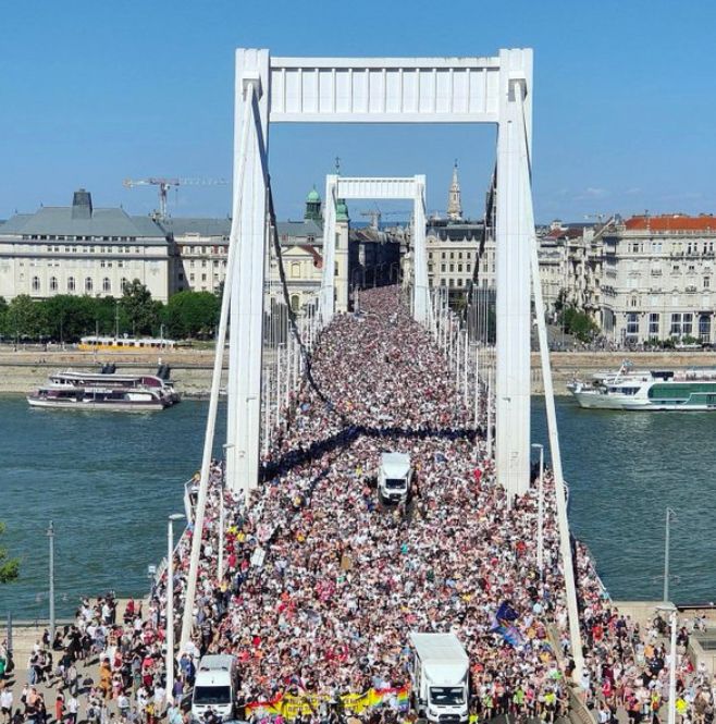 Photo montrant des 10aines de milliers de participants à la Pride de Budapest pourtant interdite par le pouvoir d’Orban en Hongrie