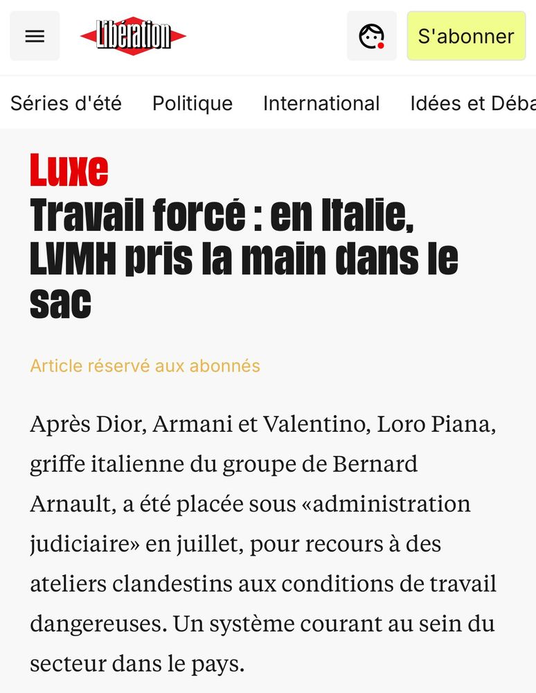 Capture d'écran d'un chapô d'article de Libé sur LVMH où l'on apprend que le groupe de Bernard Arnault a recours à des ateliers clandestins aux conditions de travail déplorables pours ses filiales en Italie. Sa marque Loro Piana a été placée sous "administration judiciaire" le mois dernier dans ce cadre