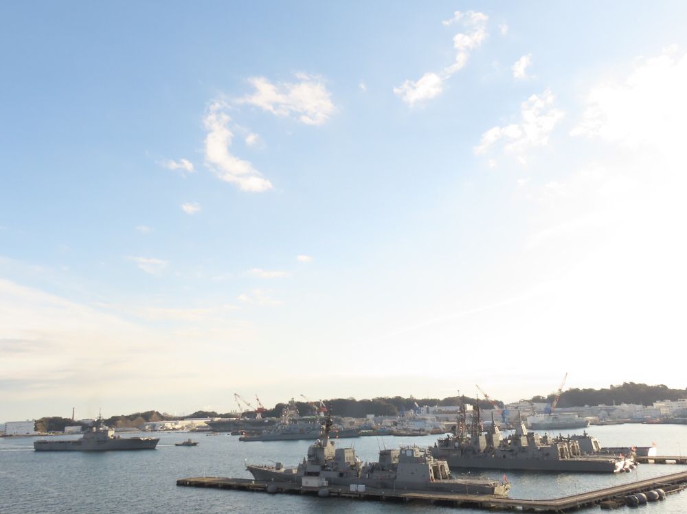 朝日差し込む青空の横須賀基地