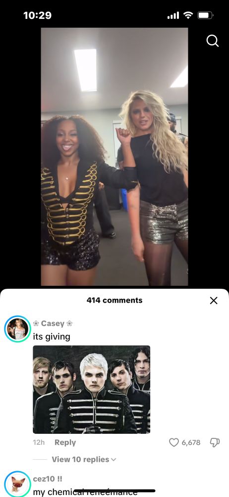 Renee rapp tik tok - her and bandmates in marching band outfits and a commenter comparing it to MCR