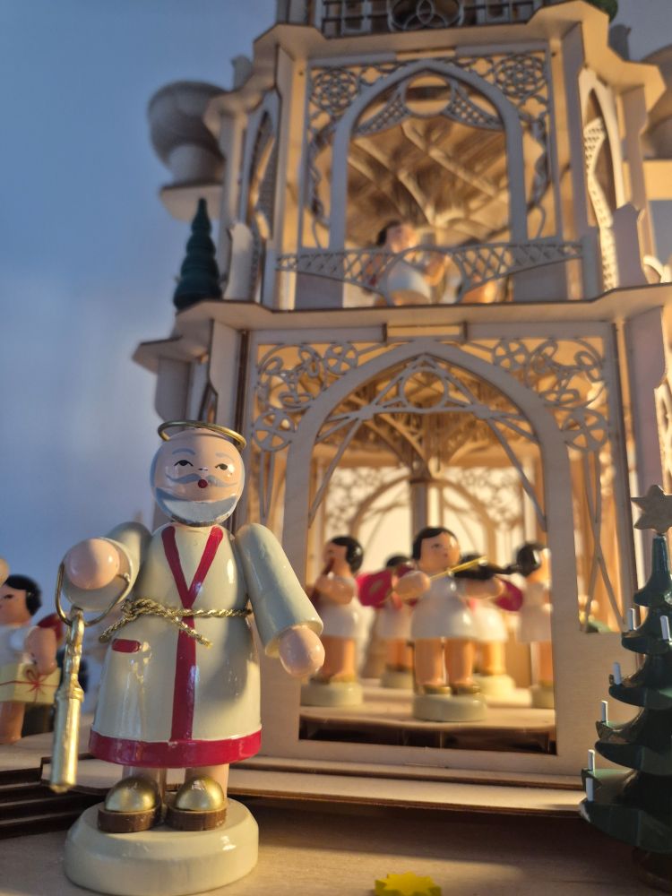 Weihnachtspyramide. Petrus bewacht die Pforte.