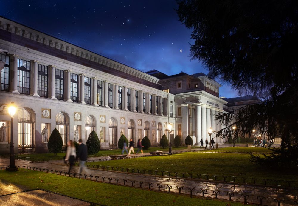 Fachada principal del edificio histórico del Museo del Prado por la noche