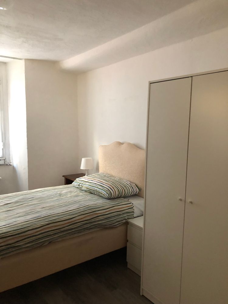 Exemple de chambre d'hébergement dans un bien confisqué