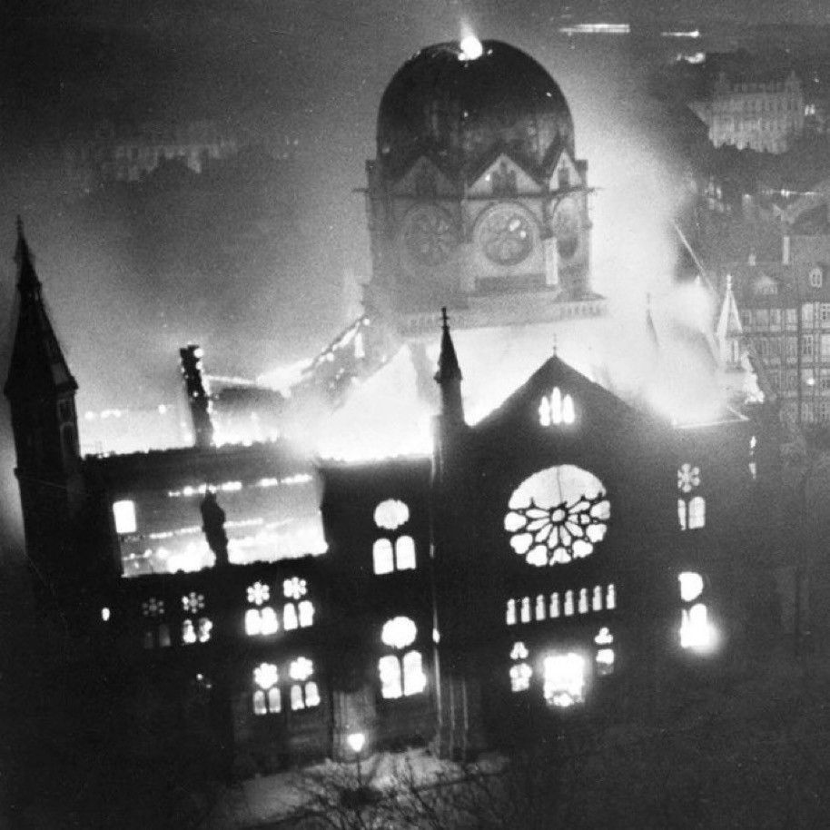Fast vollständig ausgebrannte Synagoge, schwarz weiß Foto.