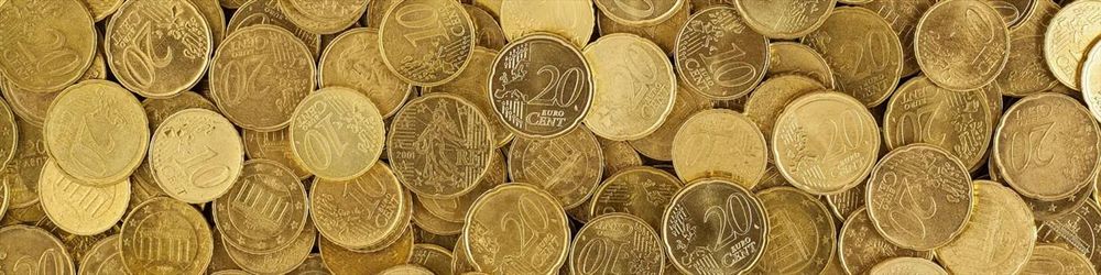 Ein Haufen Münzen als Symbol für die Anwesenheitsprämie.