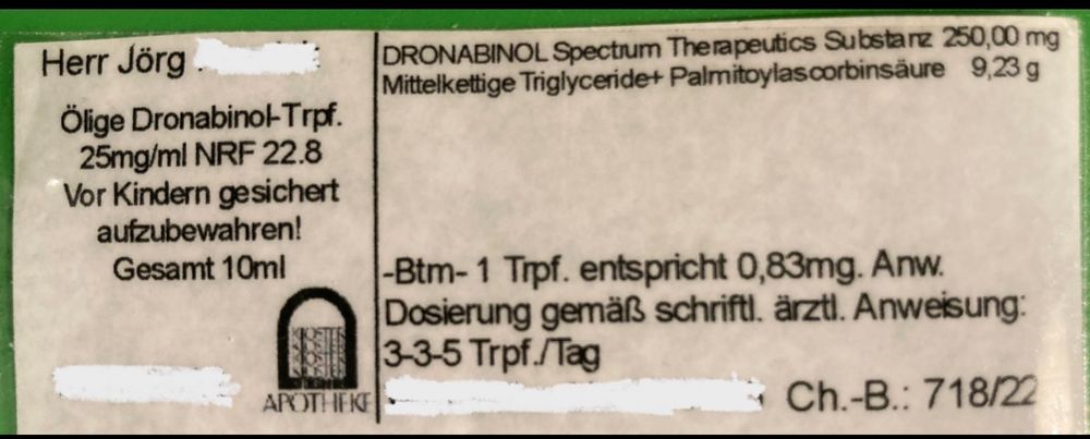 Etikett einer Medikamentenflasche von Dronabinol-Tropfen mit Angaben zu Inhalt und Dosierung.
