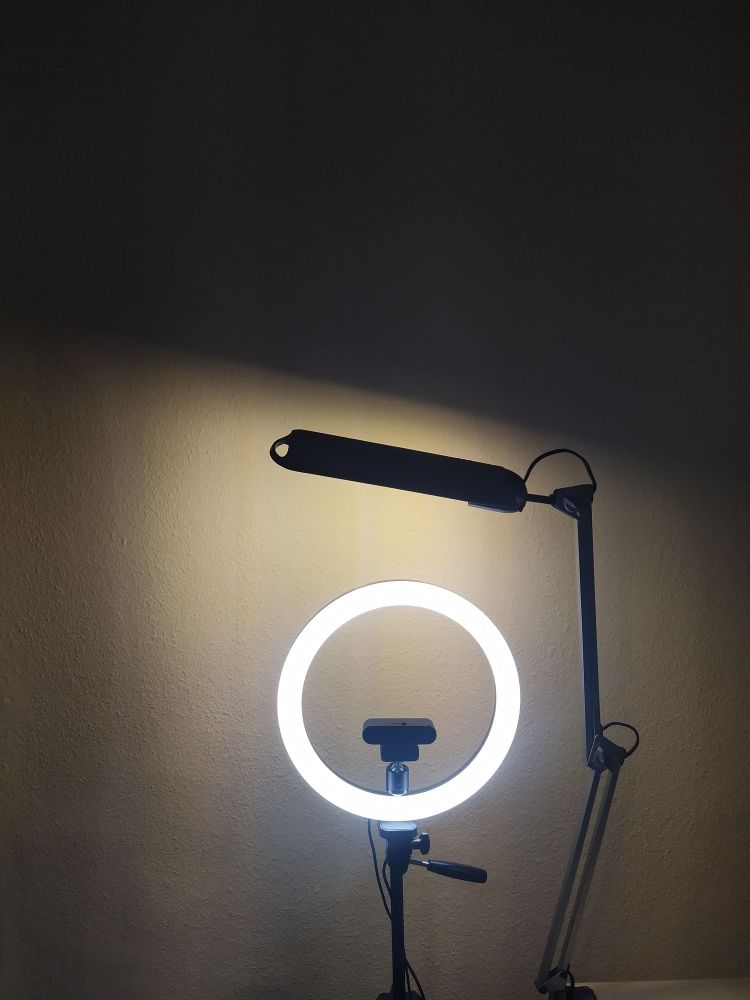 Picture lamp above streaming light 