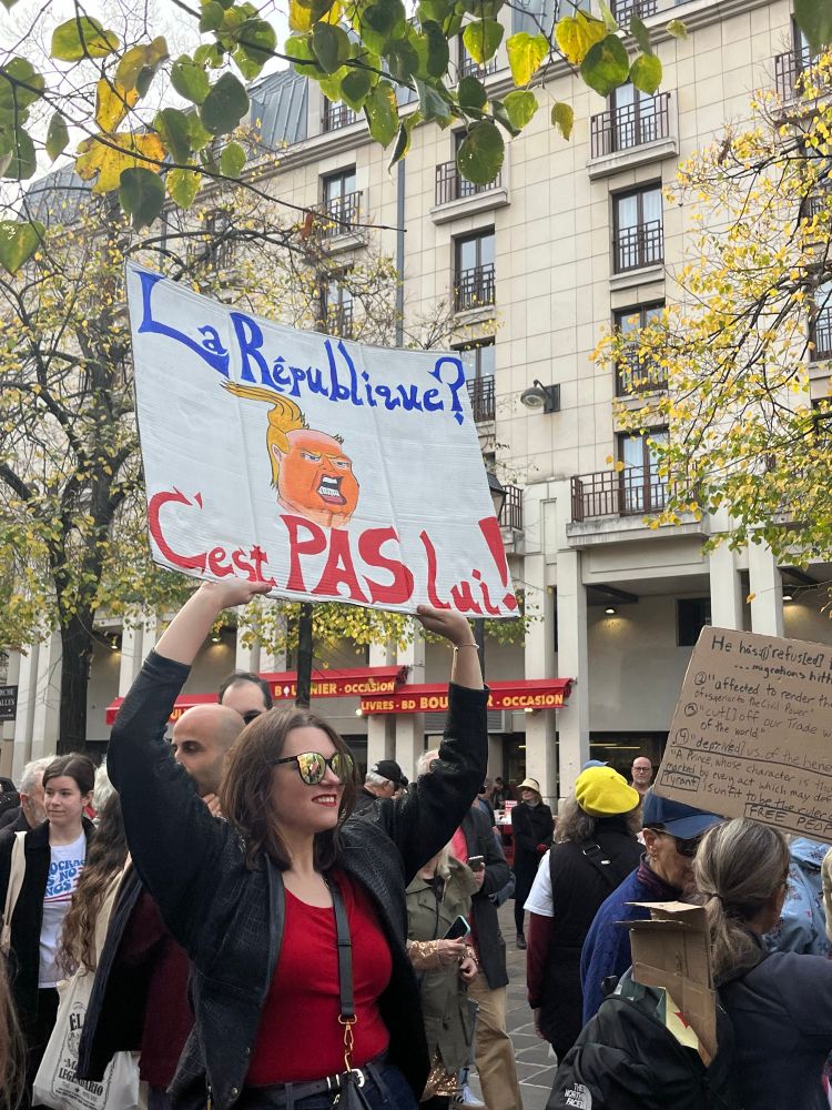 « la république ? c’est PAS lui » with drawing of trump 
