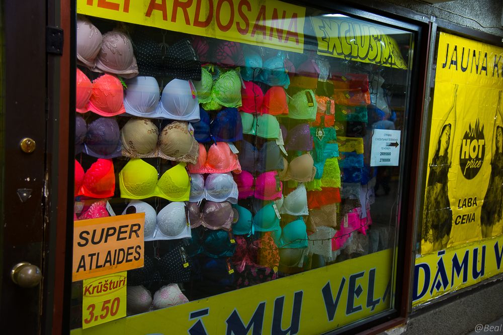 Riga : une vitrine de magasin remplie de soutiens-gorge de toutes les couleurs 