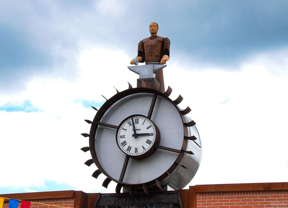 Thiers : Le maître coutelier sort pour frapper l'heure sur son enclume