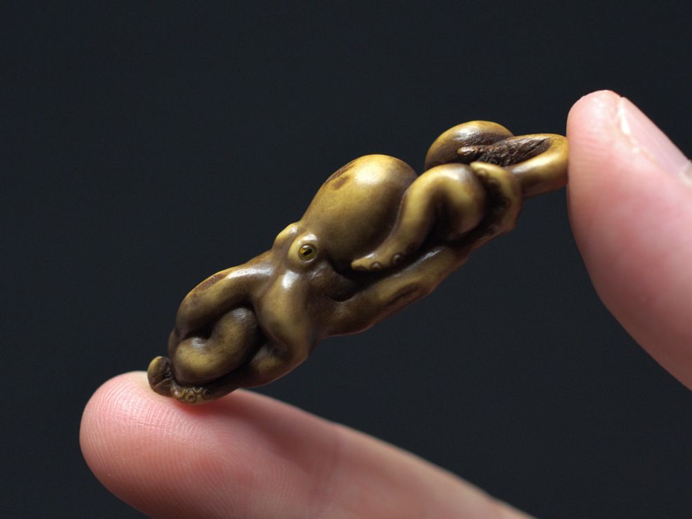 Title : "Tangled octopus" 
Materials: deer antler, amber, and mineral pigments 
Size: 5.1cm x 1.4cm x 1.4cm 
Hanging charm 2025

August 8 was octopus day or something 🐙.