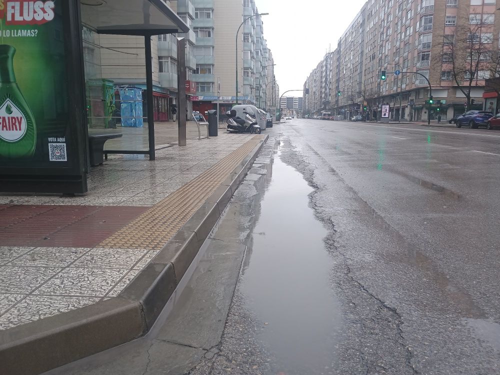 Parada de autobús con gran charco delante... Vitoria-JuanXXIII