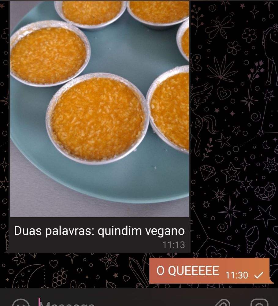 screenshot de chat entre duas pessoas. uma manda foto de quindim e diz "duas palavras: quindim vegano" e a outra pesssoa responde "O QUEE"