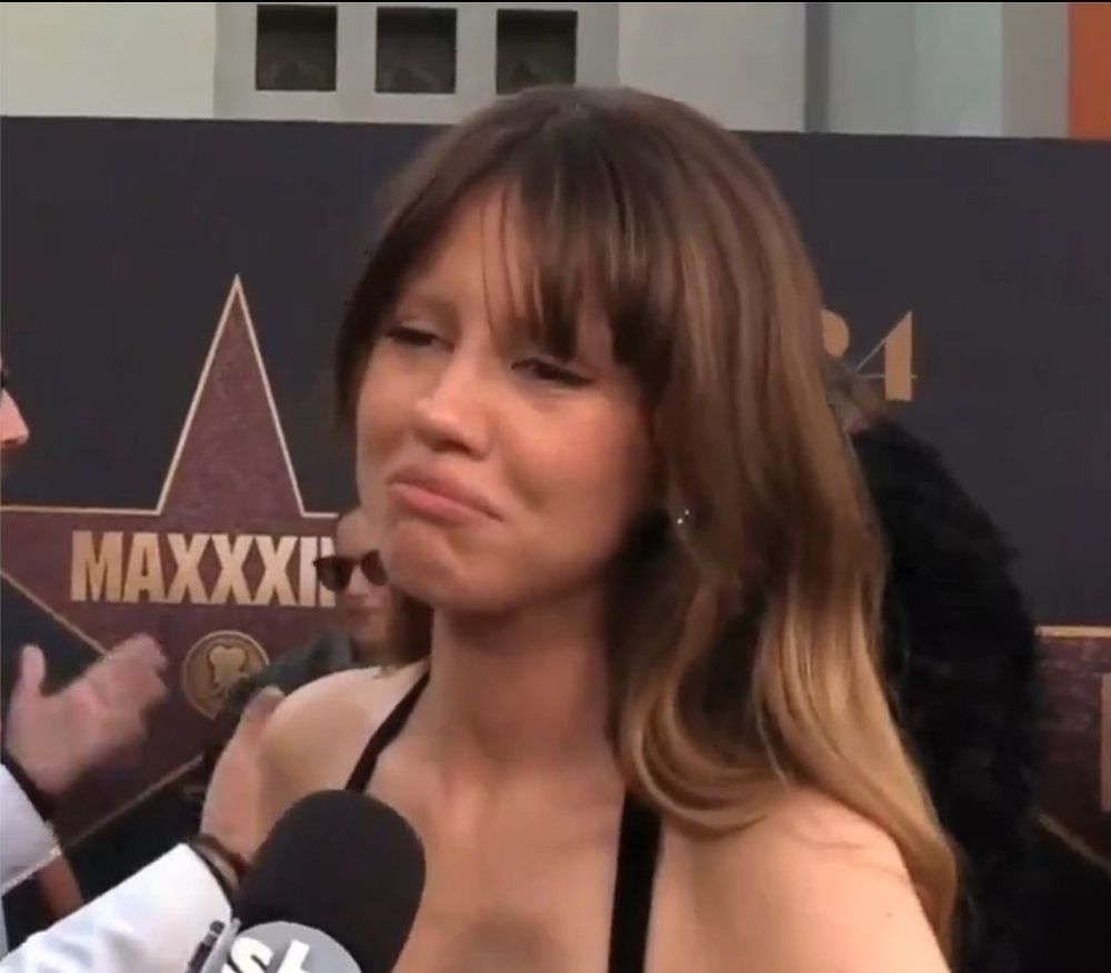 atriz britânica Mia Goth, neta da atriz brasileira Maria Gladys, fazendo bico em entrevista