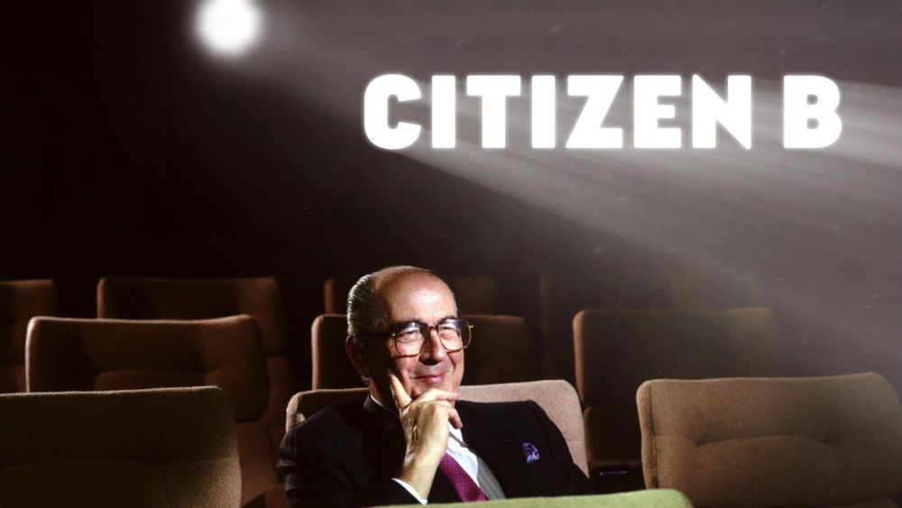 Francis Bouygues dans une salle de cinéma, surplombé par le titre du documentaire : « Citizen B ».