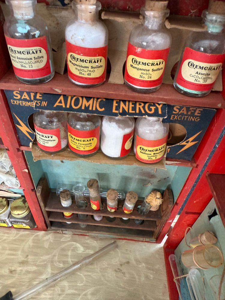 GEMéRAFT
Titel Ammonium Sulfate
HISO, (NHa):SO,6H20
No. 13
GEMERAFT
Magnesium Surate
MgSO&.7H20
No.
48
GEMCRAFT
Manganese Sulfate
MnSOs
No. 24
SATE EXPERIMETS IN
ATOMIC ENERGY
Thiosulfate
Sodium Forrocyanido
NaaFo(CN)0.12H.0
CLEMCRARE
Sodium
Bisuitite
NaHSO®
No.
GEMORAR
Azurito
No. 39
SAFE EXCITING
