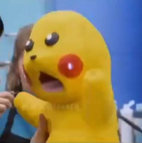 Boneco do Pikachu com uma expressão de horror