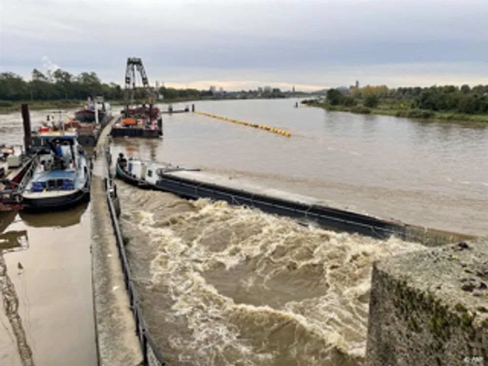 Vrachtschip met zand vaart tegen stuw en zinkt in Maastricht