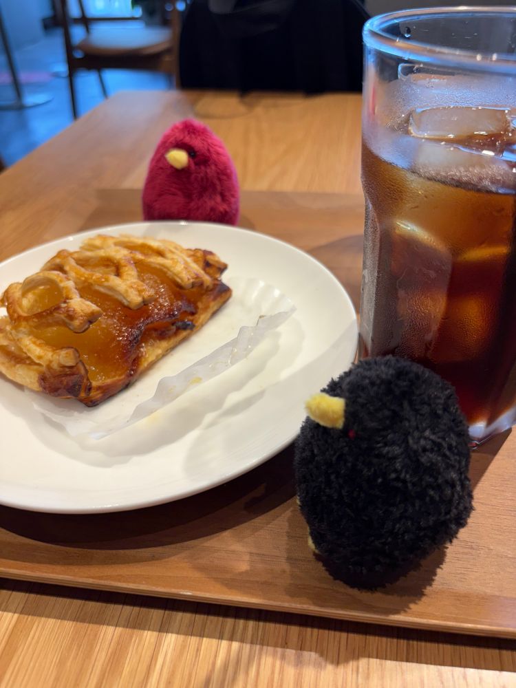 駅前のカフェで食べたアップルパイとアイスコーヒー